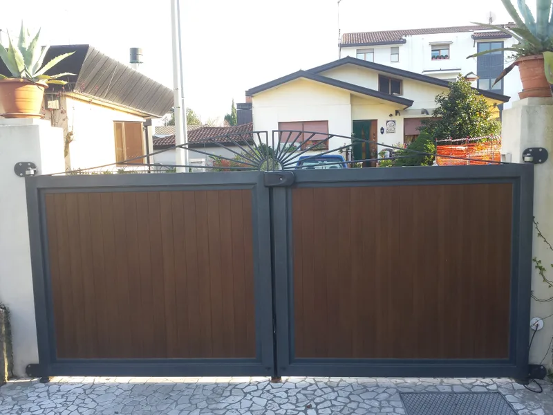 Cancello in ferro e alluminio effetto legno